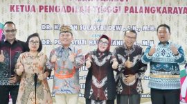 FOTO BERSAMA : Gubernur Kalteng H.Agustiar Sabran dan Wakil Gubernur H Edy Pratowo saat berfoto bersama dengan Ketua Pengadilan Tinggi Palangka Raya yang baru dan yang lama saat serah terima jabatan, Jumat (13/6).(IST)