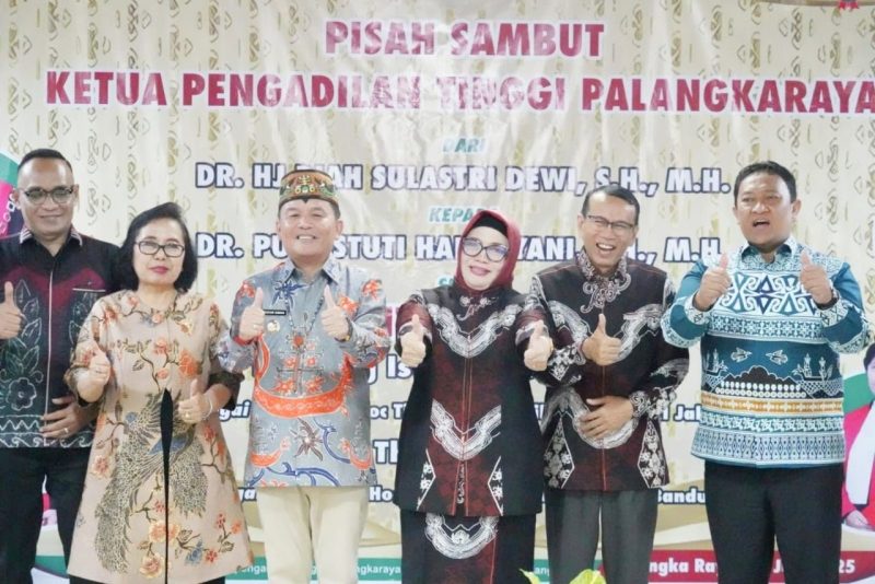 FOTO BERSAMA : Gubernur Kalteng H.Agustiar Sabran dan Wakil Gubernur H Edy Pratowo saat berfoto bersama dengan Ketua Pengadilan Tinggi Palangka Raya yang baru dan yang lama saat serah terima jabatan, Jumat (13/6).(IST)