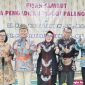 FOTO BERSAMA : Gubernur Kalteng H.Agustiar Sabran dan Wakil Gubernur H Edy Pratowo saat berfoto bersama dengan Ketua Pengadilan Tinggi Palangka Raya yang baru dan yang lama saat serah terima jabatan, Jumat (13/6).(IST)
