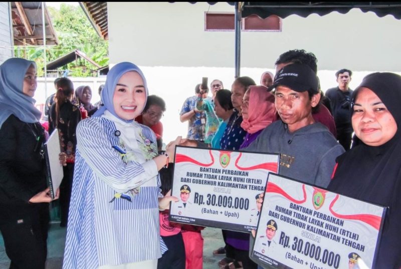 BANTUAN : Ketua TP Posyandu Provinsi Kalteng, Aisyah Thisia Agustiar Sabran saat 
menyerahkan bantuan secara simbolis
kegiatan sosialisasi dan pelaksanaan program enam bidang SPM di Desa Sakakajang, Kecamatan Jabiren Raya, Kabupaten Pulang Pisau, Jumat (13/6).(IST)