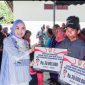 BANTUAN : Ketua TP Posyandu Provinsi Kalteng, Aisyah Thisia Agustiar Sabran saat 
menyerahkan bantuan secara simbolis
kegiatan sosialisasi dan pelaksanaan program enam bidang SPM di Desa Sakakajang, Kecamatan Jabiren Raya, Kabupaten Pulang Pisau, Jumat (13/6).(IST)