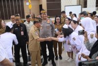 MENYAPA: Gubernur Kalteng, Agustiar Sabran, menyapa para dokter dan tenaga kesehatan yang ada RSUD Doris Sylvanus Palangka Raya pada Selasa (10/6).(IST)