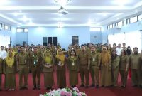 FOTO BERSAMA : Asisten Administrasi Umum Sekretariat Daerah Provinsi Kalteng, Sunarti,  Kepala BPSDM Provinsi Kalteng, Nunu Andriani saat foto bersama dengan peserta pelatihan K3 di Aula BPSDM Provinsi Kalteng, Senin (23/6).(IST)