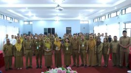 FOTO BERSAMA : Asisten Administrasi Umum Sekretariat Daerah Provinsi Kalteng, Sunarti,  Kepala BPSDM Provinsi Kalteng, Nunu Andriani saat foto bersama dengan peserta pelatihan K3 di Aula BPSDM Provinsi Kalteng, Senin (23/6).(IST)