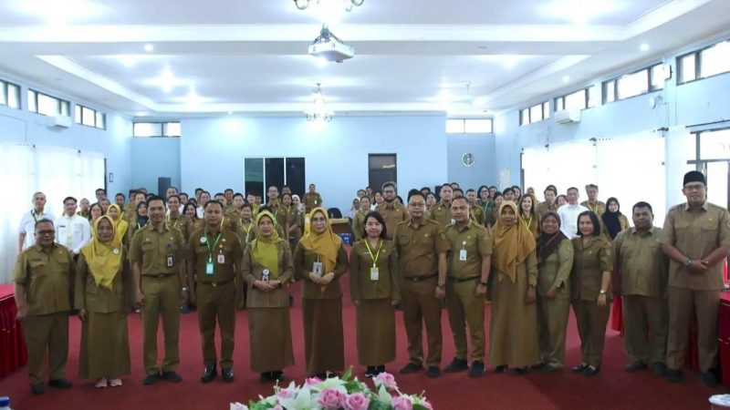 FOTO BERSAMA : Asisten Administrasi Umum Sekretariat Daerah Provinsi Kalteng, Sunarti,  Kepala BPSDM Provinsi Kalteng, Nunu Andriani saat foto bersama dengan peserta pelatihan K3 di Aula BPSDM Provinsi Kalteng, Senin (23/6).(IST)
