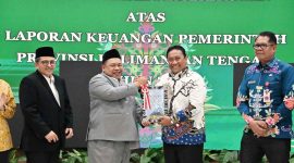 PENYERAHAN : Wakil Gubernur Kalteng H.Edy Pratowo saat menerim Penyerahan Laporan Hasil Pemeriksaan oleh BPK RI yang dilakukan langsung oleh Anggota VI BPK RI Fathan Subchi Selasa (17/06/2025).(IST)