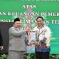 PENYERAHAN : Wakil Gubernur Kalteng H.Edy Pratowo saat menerim Penyerahan Laporan Hasil Pemeriksaan oleh BPK RI yang dilakukan langsung oleh Anggota VI BPK RI Fathan Subchi Selasa (17/06/2025).(IST)