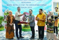 CENDRAMATA: Gubernur Provinsi Kalteng H.Agustiar Sabran di dampingi Wakil Gubernur Edy Pratowo saat menyerahkan cendramata kepada Wakil Kepala Staf Angkatan Darat Letnan Jenderal TNI Tandyo Budi Revita di Istana Isen Mulang, Selasa (3/6).(IST)