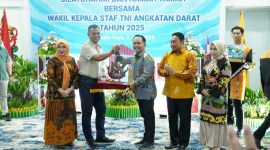 CENDRAMATA: Gubernur Provinsi Kalteng H.Agustiar Sabran di dampingi Wakil Gubernur Edy Pratowo saat menyerahkan cendramata kepada Wakil Kepala Staf Angkatan Darat Letnan Jenderal TNI Tandyo Budi Revita di Istana Isen Mulang, Selasa (3/6).(IST)