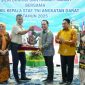 CENDRAMATA: Gubernur Provinsi Kalteng H.Agustiar Sabran di dampingi Wakil Gubernur Edy Pratowo saat menyerahkan cendramata kepada Wakil Kepala Staf Angkatan Darat Letnan Jenderal TNI Tandyo Budi Revita di Istana Isen Mulang, Selasa (3/6).(IST)