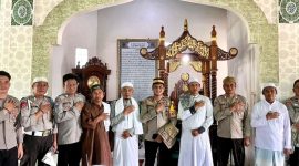 FOTO: Kapolsek Mentaya Hulu menggelar safari jumat dan doa bersama bersama tokoh masyarakat dan warga sekitar di Mentaya Hulu Kabupaten Kotim.