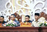 RAPAT PARIPURNA : Ketua DPRD Provinsi Kalteng Arton S Dohong bersama Plt Sekda Provinsi Leonard S Ampung saat menghadiri Rapat Paripurna di DPRD, Senin (16/6).(IST)