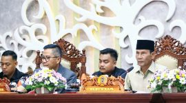 RAPAT PARIPURNA : Ketua DPRD Provinsi Kalteng Arton S Dohong bersama Plt Sekda Provinsi Leonard S Ampung saat menghadiri Rapat Paripurna di DPRD, Senin (16/6).(IST)