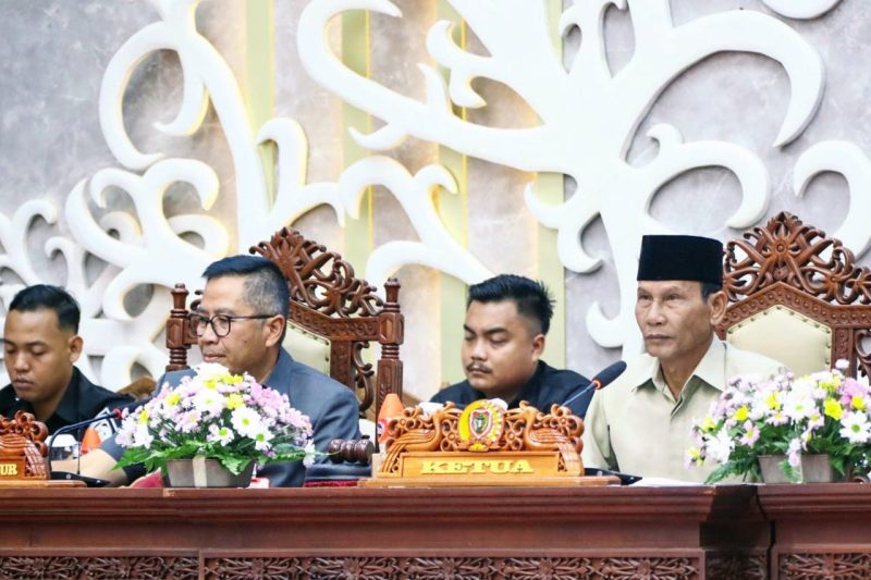 RAPAT PARIPURNA : Ketua DPRD Provinsi Kalteng Arton S Dohong bersama Plt Sekda Provinsi Leonard S Ampung saat menghadiri Rapat Paripurna di DPRD, Senin (16/6).(IST)