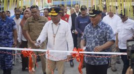 RESMIKAN : Gubernur Kalteng H. Agustiar Sabran saat meresmikan Koperasi Kelurahan Merah Putih yang berlokasi di Jalan HM. Arsyad Nomor 121, Kelurahan Mentawa Baru Hilir Kecamatan MB Ketapang, Senin (9/6).(IST)