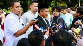 DIWAWANCARAI: Mendagri Muhammad Tito Karnavian saat diwawancarai usai melaksanakan salat Iduladha 1446 Hijriah di Masjid Istiqlal Jakarta, Jumat (6/6).(IST)