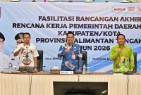 HADIRI : Kepala Bapperida Prov. Kalteng Leonard S. Ampung, Sekretaris Badan Maulana Akbar, Kabid Perencanaan, Pengendalian dan Evaluasi Pembangunan Daerah Fredy Darinton saat menghadiri acara Fasilitasi Rancangan Akhir Rencana Kerja Pemerintah Daerah Tahun 2026, Kamis (26/6).(IST)