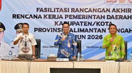 HADIRI : Kepala Bapperida Prov. Kalteng Leonard S. Ampung, Sekretaris Badan Maulana Akbar, Kabid Perencanaan, Pengendalian dan Evaluasi Pembangunan Daerah Fredy Darinton saat menghadiri acara Fasilitasi Rancangan Akhir Rencana Kerja Pemerintah Daerah Tahun 2026, Kamis (26/6).(IST)