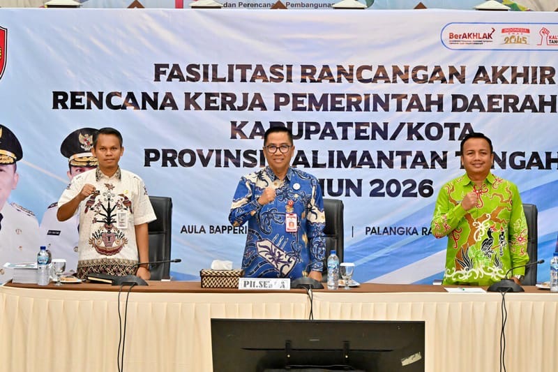 HADIRI : Kepala Bapperida Prov. Kalteng Leonard S. Ampung, Sekretaris Badan Maulana Akbar, Kabid Perencanaan, Pengendalian dan Evaluasi Pembangunan Daerah Fredy Darinton saat menghadiri acara Fasilitasi Rancangan Akhir Rencana Kerja Pemerintah Daerah Tahun 2026, Kamis (26/6).(IST)