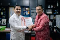 SERAHKAN: Bupati Lamandau Rizky Aditya Putra secara langsung mengajukan proposal pembangunan sarana sekolah kepada Plt Disdik Provinsi Kalteng, Jumat (13/06).(IST)