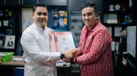 SERAHKAN: Bupati Lamandau Rizky Aditya Putra secara langsung mengajukan proposal pembangunan sarana sekolah kepada Plt Disdik Provinsi Kalteng, Jumat (13/06).(IST)