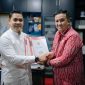 SERAHKAN: Bupati Lamandau Rizky Aditya Putra secara langsung mengajukan proposal pembangunan sarana sekolah kepada Plt Disdik Provinsi Kalteng, Jumat (13/06).(IST)