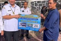 SERAHKAN : Bupati Lamandau Rizky Aditya Putra saat menyerahkan bantuan hewan kurban secara simbolis kepada masyarakat di halaman Kantor Bupati Lamandau, Rabu (4/6).(IST)