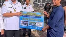 SERAHKAN : Bupati Lamandau Rizky Aditya Putra saat menyerahkan bantuan hewan kurban secara simbolis kepada masyarakat di halaman Kantor Bupati Lamandau, Rabu (4/6).(IST)