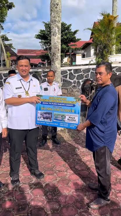 SERAHKAN : Bupati Lamandau Rizky Aditya Putra saat menyerahkan bantuan hewan kurban secara simbolis kepada masyarakat di halaman Kantor Bupati Lamandau, Rabu (4/6).(IST)