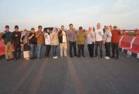 FOTO BERSAMA : Asisten Perekonomian dan Pembangunan Setda Provinsi Kalteng Herson B. Aden bersama sejumlah Kepala OPD Provinsi Kalteng saat melakukan peninjauan terhadap kondisi Jembatan Sei Jelai Kabupaten Sukamara, Sabtu (07/06).(IST)