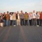 FOTO BERSAMA : Asisten Perekonomian dan Pembangunan Setda Provinsi Kalteng Herson B. Aden bersama sejumlah Kepala OPD Provinsi Kalteng saat melakukan peninjauan terhadap kondisi Jembatan Sei Jelai Kabupaten Sukamara, Sabtu (07/06).(IST)