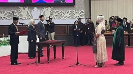 MELANTIK : Ketua DPRD Kalteng, Arthon S Dohong saat melantik Endang Susilawatie sebagai anggota DPRD Kalteng, pada Senin (2/6) di gedung dewan, Palangka Raya.(IST)