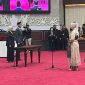 MELANTIK : Ketua DPRD Kalteng, Arthon S Dohong saat melantik Endang Susilawatie sebagai anggota DPRD Kalteng, pada Senin (2/6) di gedung dewan, Palangka Raya.(IST)