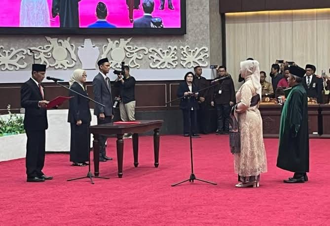 MELANTIK : Ketua DPRD Kalteng, Arthon S Dohong saat melantik Endang Susilawatie sebagai anggota DPRD Kalteng, pada Senin (2/6) di gedung dewan, Palangka Raya.(IST)