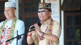 MEMBUKA : Gubernur Kalteng H. Agustiar Sabran saat membuka pasar murah yang dilaksanakan di SMAN 1 Kuala Kurun, Sabtu (21/6).(IST)