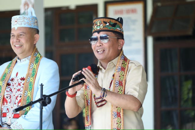 MEMBUKA : Gubernur Kalteng H. Agustiar Sabran saat membuka pasar murah yang dilaksanakan di SMAN 1 Kuala Kurun, Sabtu (21/6).(IST)
