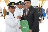 MENYERAHKAN- Bupati Kabupaten Lamandau Rizky Aditya Putra saat menyerahkan SK penetapan Pj Kades secara simbolis, pada Senin, (2/6).(IST)