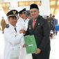 MENYERAHKAN- Bupati Kabupaten Lamandau Rizky Aditya Putra saat menyerahkan SK penetapan Pj Kades secara simbolis, pada Senin, (2/6).(IST)