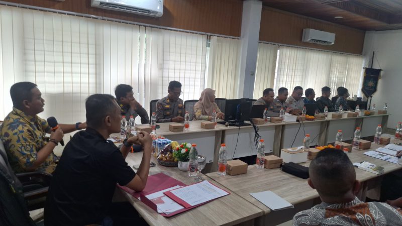 RAPAT: Hadir dalam kesempatan tersebut antara lain Kasubdit Indagsi Ditreskrimum Polda Kalteng, Pimpinan Perum Bulog Kanwil Kalteng, Kabid TPHP Provinsi Kalteng, perwakilan BPS Provinsi Kalteng, pimpinan Cabang Kantor Bulog dari berbagai kabupaten serta kehadiran personel Polda Kalteng.(IST)