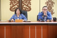 SOSIALISASI: Sekretaris Diskominfosantik Provinsi Kalteng Tuty Sulistyowatie bersama Kepala Bagian Reformasi Birokrasi dan Akuntabilitas Kinerja Yosias saat sosialisasi Evaluasi Implementasi Budaya Kerja ASN BerAKHLAK, yang dilaksanakan di Aula Kanderang Tingang, Palangka Raya,Selasa (17/6/2025).(IST)