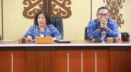 SOSIALISASI: Sekretaris Diskominfosantik Provinsi Kalteng Tuty Sulistyowatie bersama Kepala Bagian Reformasi Birokrasi dan Akuntabilitas Kinerja Yosias saat sosialisasi Evaluasi Implementasi Budaya Kerja ASN BerAKHLAK, yang dilaksanakan di Aula Kanderang Tingang, Palangka Raya,Selasa (17/6/2025).(IST)