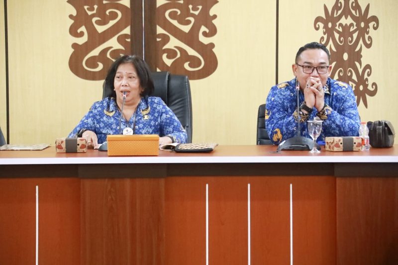 SOSIALISASI: Sekretaris Diskominfosantik Provinsi Kalteng Tuty Sulistyowatie bersama Kepala Bagian Reformasi Birokrasi dan Akuntabilitas Kinerja Yosias saat sosialisasi Evaluasi Implementasi Budaya Kerja ASN BerAKHLAK, yang dilaksanakan di Aula Kanderang Tingang, Palangka Raya,Selasa (17/6/2025).(IST)