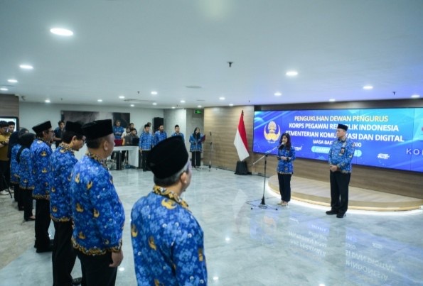 PENGUKUHAN : Menteri Komunikasi dan Digital, Meutya Hafid, saat mengukuhkan Dewan Pengurus Korps Pegawai Republik Indonesia di Kantor Pusat Kemkomdigi pada Selasa (24/6).(IST)