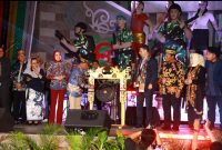 MEMBUKA : Gubernur Kalteng H.Agustiar Sabran, didampingi Anggota Parlemen Majelis Agung Turki, Serkan Bayram, Wakil Gubernur Edy Pratowo, Ketua TP PKK Aisyah Thisia Agustiar Sabran, Plt. Sekda Provinsi Leonard S. Ampung, saat meluncurkan Car Free Night Huma Betang Night pada Sabtu malam (14/6).(IST)