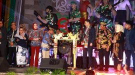 MEMBUKA : Gubernur Kalteng H.Agustiar Sabran, didampingi Anggota Parlemen Majelis Agung Turki, Serkan Bayram, Wakil Gubernur Edy Pratowo, Ketua TP PKK Aisyah Thisia Agustiar Sabran, Plt. Sekda Provinsi Leonard S. Ampung, saat meluncurkan Car Free Night Huma Betang Night pada Sabtu malam (14/6).(IST)