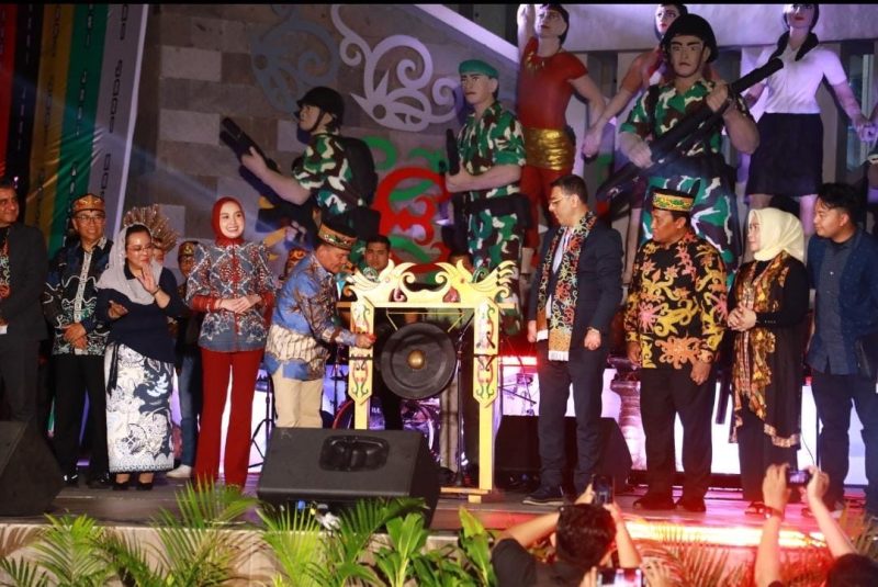 MEMBUKA : Gubernur Kalteng H.Agustiar Sabran, didampingi Anggota Parlemen Majelis Agung Turki, Serkan Bayram, Wakil Gubernur Edy Pratowo, Ketua TP PKK Aisyah Thisia Agustiar Sabran, Plt. Sekda Provinsi Leonard S. Ampung, saat meluncurkan Car Free Night Huma Betang Night pada Sabtu malam (14/6).(IST)