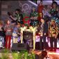 MEMBUKA : Gubernur Kalteng H.Agustiar Sabran, didampingi Anggota Parlemen Majelis Agung Turki, Serkan Bayram, Wakil Gubernur Edy Pratowo, Ketua TP PKK Aisyah Thisia Agustiar Sabran, Plt. Sekda Provinsi Leonard S. Ampung, saat meluncurkan Car Free Night Huma Betang Night pada Sabtu malam (14/6).(IST)