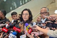 DIWAWANCARAI : Menteri Keuangan, Sri Mulyani saat diwawancarai awak media, Senin (2/6).(IST)