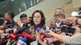 DIWAWANCARAI : Menteri Keuangan, Sri Mulyani saat diwawancarai awak media, Senin (2/6).(IST)