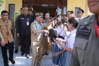 SIDAK : Gubernur Kalteng H. Agustiar Sabran saat melakukan inspeksi mendadak ke SMAN 3 Palangka Raya, Selasa (10/6).(IST)